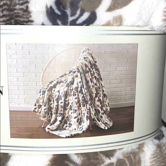 Monte & Jardin Bedding Monte Jardin Ultra Plush Throw Luxury Tan